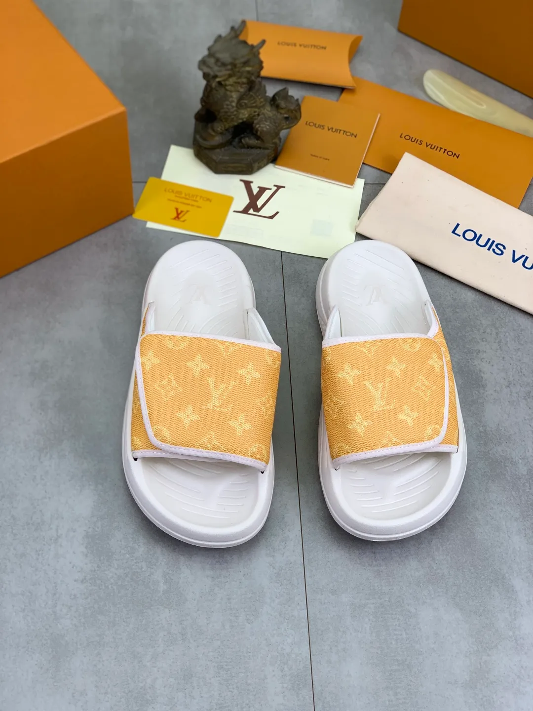 Men's shoes 💰P320💰【New style】🆘 Original quality 【LOUIS VUITTON】The popular Louis Vuitton LV men's slippers on the official website are on sale simultaneously! Original fabric imported from Italy. Original bottom provided by the original factory. Number of yards: 38-44 (customized to 45). Multiple colors to choose from. Fully packaged drawer box.